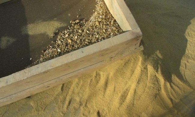 Просеиваем песок через сито