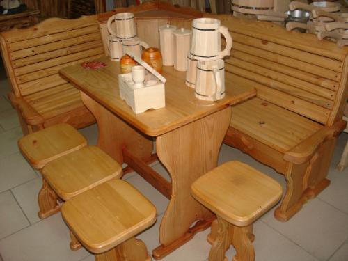 Компактный деревянный уголок с табуретками и небольшим столиком